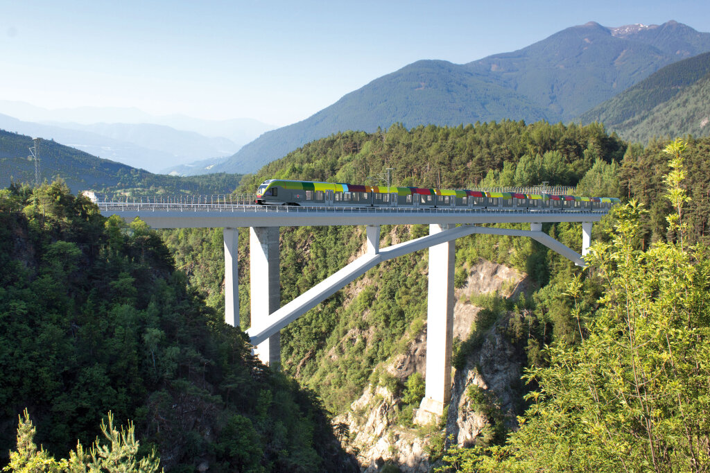 Rendering der geplanten Zugbrücke über das Riggertal (von Norden aus gesehen). Die neue zusätzliche Brücke wird beträchtlich tiefer liegen als die bestehende (im Hintergrund verdeckt); es gilt, die Landesstraße und die Autobahneinfahrt zu unterqueren. Foto: Sta