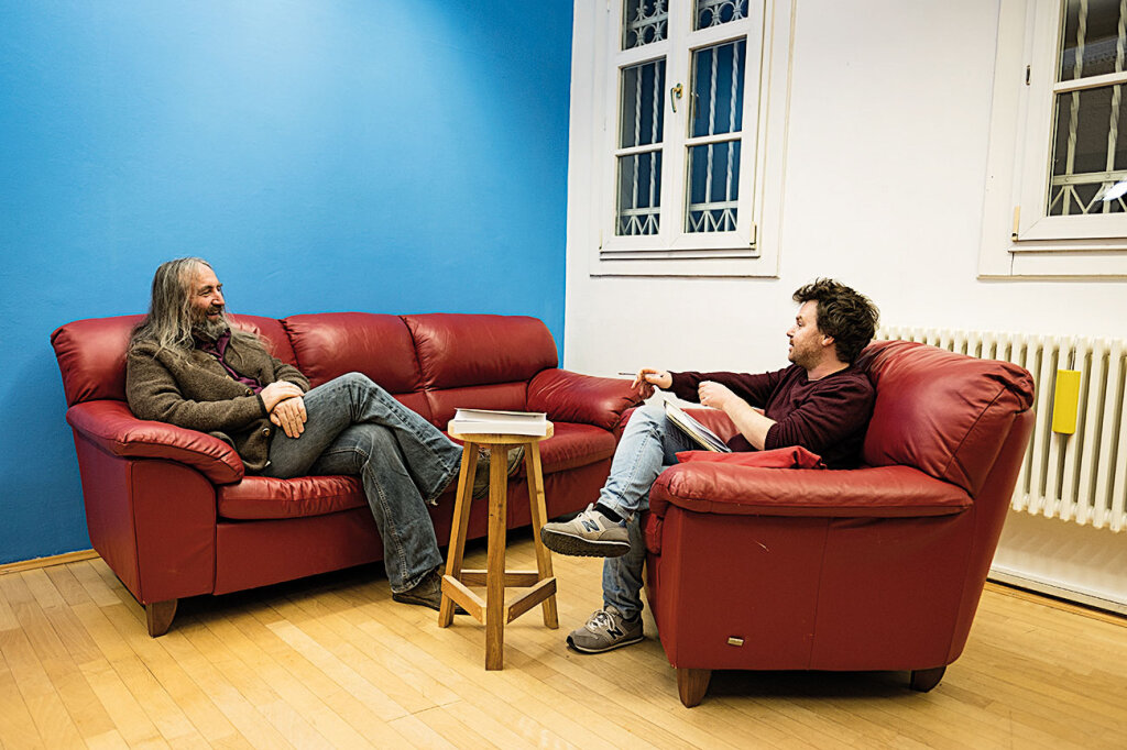 In den Redaktionsräumen des Online-Nachrichtenportals salto.bz in Bozen: Andrej Werth im Gespräch mit dem Journalisten Christoph Franceschini. Foto: Ludwig Thalheimer
