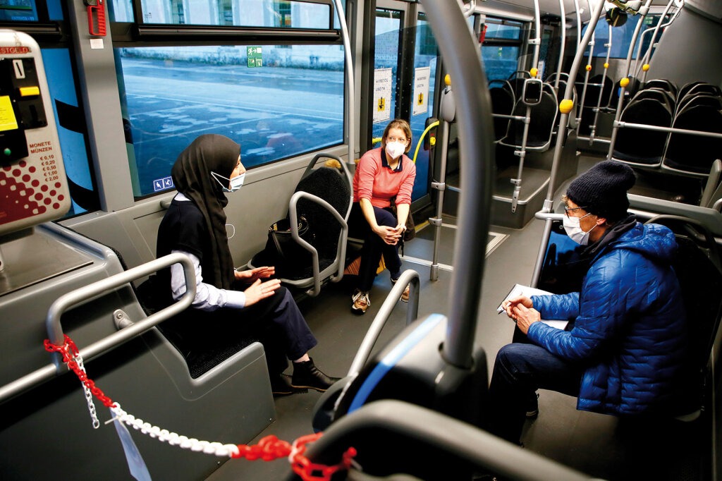 Im Stadtbus der Sasa in der Bus-Remise in Meran: Markus Larcher im Gespräch mit Busfahrerin Bukurie Voka – mit dabei auch Elisabeth tampfer von der Kommunikationsstelle der Sasa. Foto: Alexander Alber