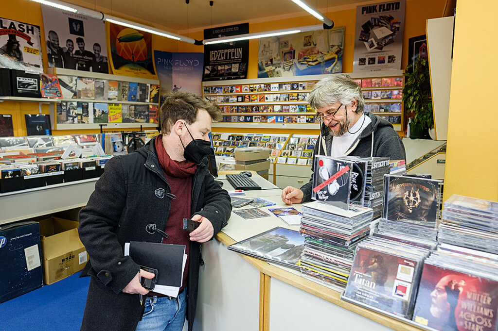 Wer ist der Typ, von dem es heißt, dass er die Südtiroler Musikszene kennt wie kein anderer? Andrej Werth wollte es herausfinden und hat Walter Eschgfäller in seinem Bozner Plattenladen besucht. Erfahren hat Werth unter anderem, dass Eschgfäller 1983 für die ff beim „Grand Prix Eurovision de la Chanson“ in München mit dabei war. Mehr darüber lesen Sie ab Seite 50. Foto: Ludwig Thalheimer