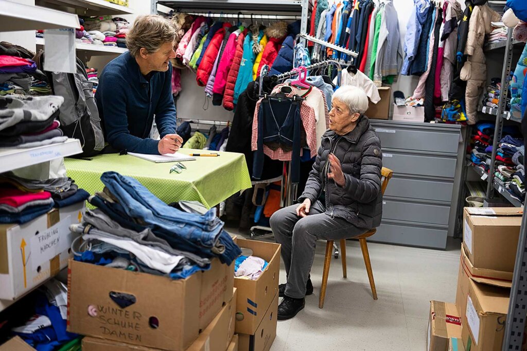 Tipps zum Überleben: Christine Sartori leitet in Bozen die Kleiderkammer des Vinzenzvereins. Markus Larcher hat sie während der Recherche zu seiner Titelgeschichte besucht. Sartori meinte: „Diese Arbeit ist sinnvoll für die Besucherinnen und Besucher, am meisten aber für mich selbst.“ Foto: Ludwig Thalheimer