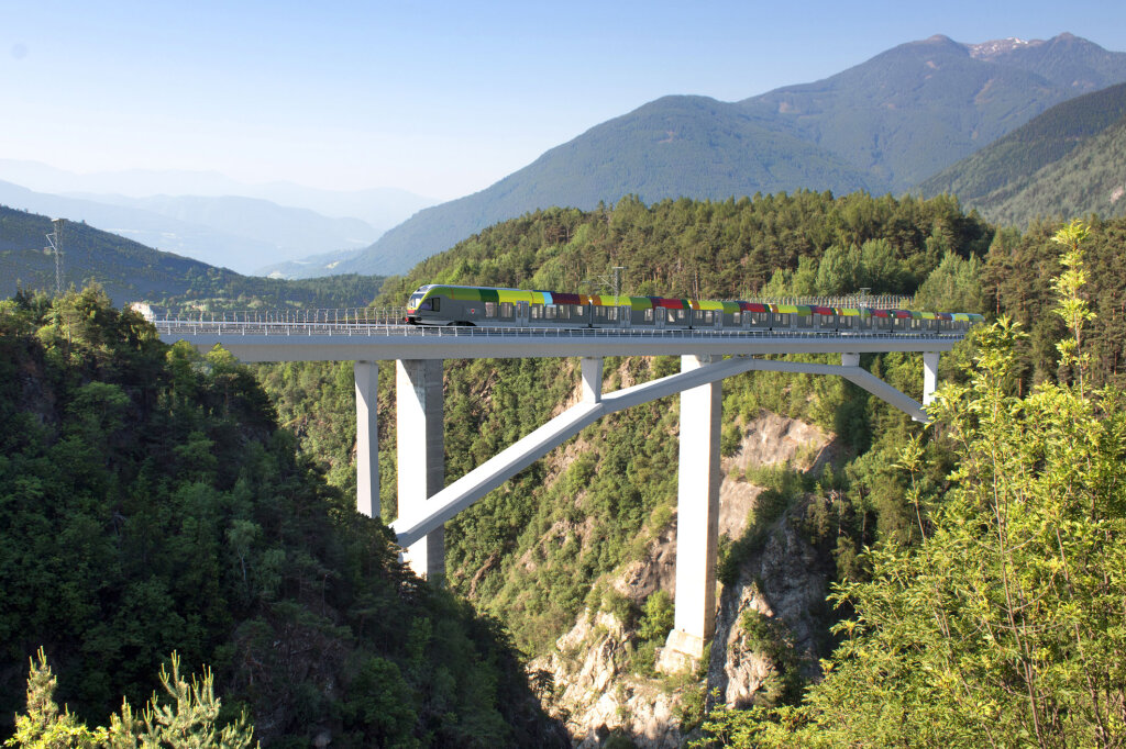 So soll sie aussehen, die Eisenbahnbrücke über das Riggertal. Ihre Fertigstellung ist für Ende 2026 angesetzt: Daneben verläuft die bestehende Brücke. Eine dritte Brücke, um den Autoverkehr auf vier Spuren ausbauen zu können, soll bald dazukommen. Foto: Rendering Sta