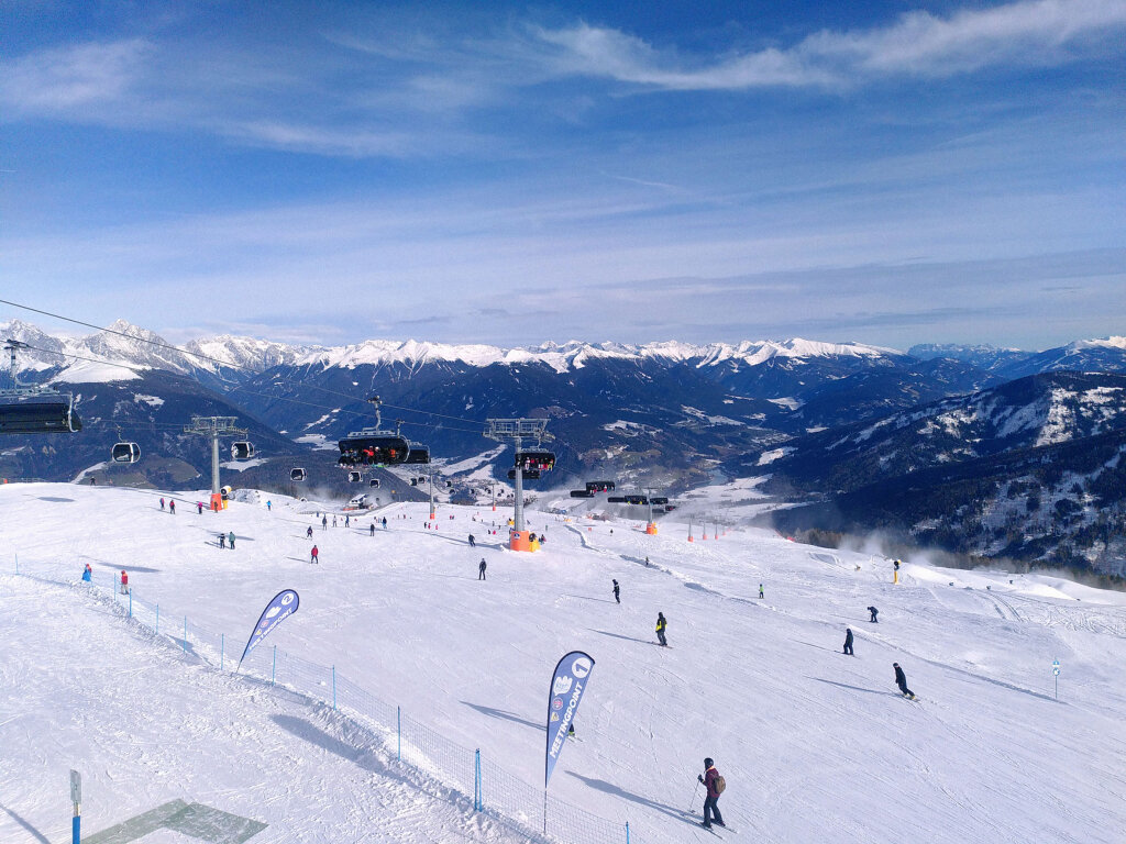 „Das Produkt muss top sein, dann kommen die Leute und sind auch bereit, einen gewissen Preis zu zahlen“, sagt Kronplatz Skirama-Direktor Thomas Reiter. Er hat offensichtlich recht (im Bild der Kronplatz am Wochenende). Foto: avg