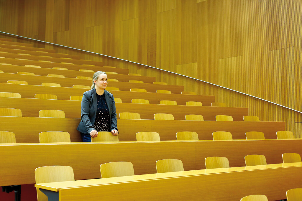 An der Uni, Bozen: Alexandra Aschbacher hat sich mit der neuen Ingenieur-Professorin Angelika Peer getroffen und sie porträtiert. „Hier im Land“, sagt die Pusterin, „wird häufig in vier Wände investiert. Man muss aber auch in die Köpfe investieren.“ Foto: Alexander Alber