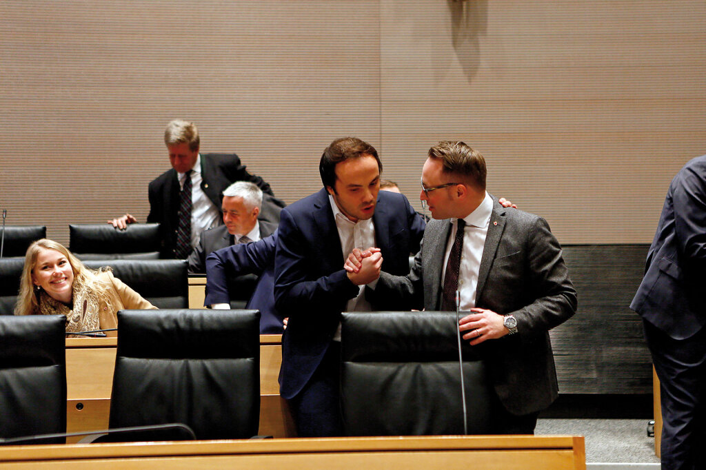 Philipp Achammer mit Carlo Vettori, der im Januar noch bei der Lega war. Inzwischen ist der Landtagsabgeordnete aus der Partei von Matteo Salvini ausgetreten. Für die SVP genauso wenig Grund wie für Vettori, die bisherige Zusammenarbeit zu beenden. Bilanz nach einem Jahr Koalition: Die SVP macht dort weiter, wo sie mit dem PD aufgehört hat – alleine. Foto: Alexander Alber