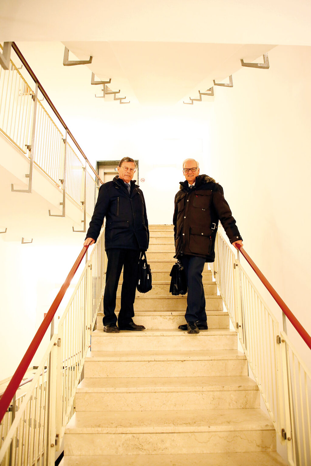 Heiner Nicolussi-Leck, Anton Kosta: Der alte und der neue Obmann der Eos Sozialgenossenschaft an Montag bei der Amtsübergabe am Sitz der Eos in Bruneck. Foto: Alexander Alber