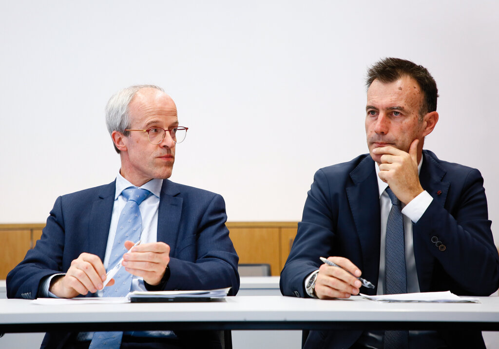 Florian Zerzer, 55, Generaldirektor des Südtiroler Sanitätsbetriebes und Pierpaolo Bertoli, 59, Sanitätsdirektor des Südtiroler Sanitätsbetriebes. Foto: Alexander Alber