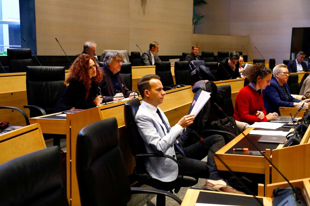Opposition contra Mehrheit: Franz Ploner (Team K) sprach von einem „annus horribilis“ für Südtirol; Paula Bacher (SVP) sagte: genug mit „dieser ganzen Schimpferei“. Foto: Alexander Alber