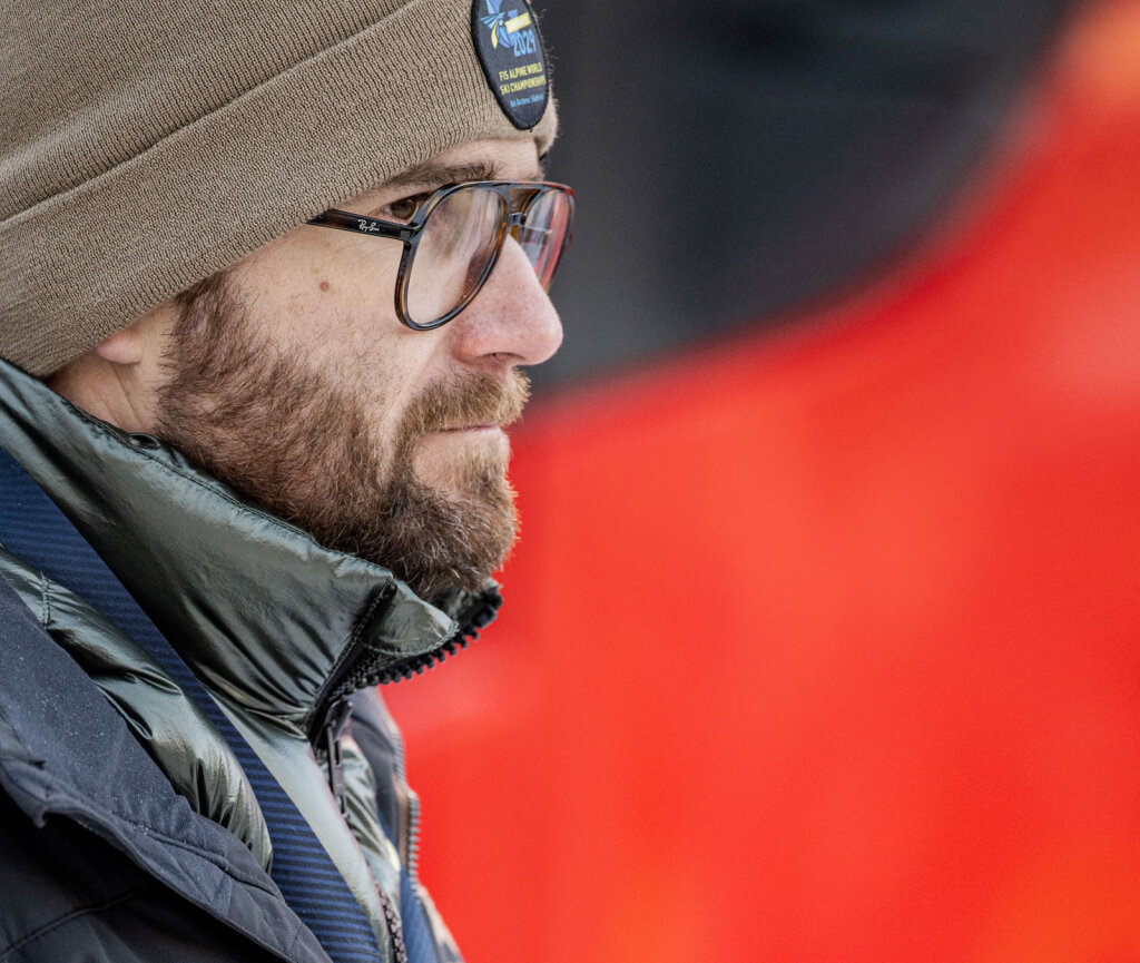 Strenger Blick: Hannes Kröss, der Pressechef des Ski World Cup in Gröden, sorgt im Zielgelände dafür, dass die Journalisten zu ihren O-Tönen kommen. Foto: Harald Wisthaler