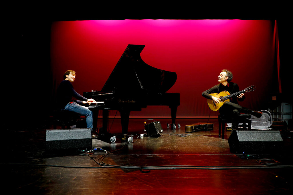 Manuel Randi (rechts) und Alex Trebo vergnügen sich mit ihrem neuen Album: „Kein Duell, sondern eine gegenseitige Hommage“. Foto: Alexander Alber