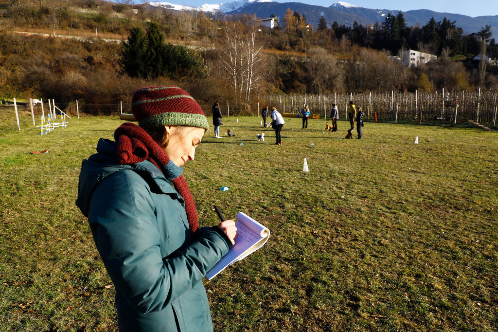 Unsere Hospitantin Marie Rachel Pichler hat das Porträt in dieser Ausgabe über die Hundetrainerin Kathrin Meraner geschrieben – wir sehen sie bei der Recherche auf der Hundewiese in Brixen. Foto: Alexander Alber