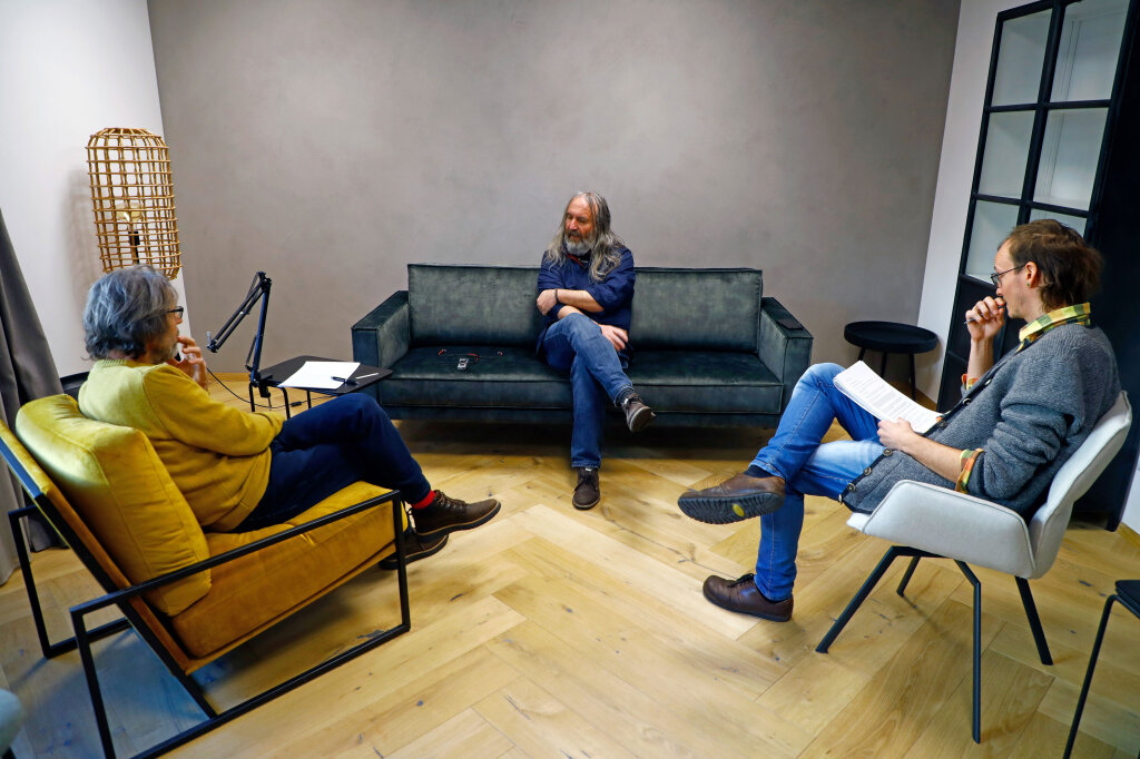 Die Ermittlungen im Fall Benko-Hager betreffen auch den Investigativjournalisten Christoph Franceschini. Heinz Peter Hager ist ein enger Freund von Franceschini. Hat der Journalist genug Distanz gewahrt? Georg Mair (links) und Alexander van Gerven (rechts) haben ihn interviewt. Ab Seite 22. Foto: Alexander Alber
