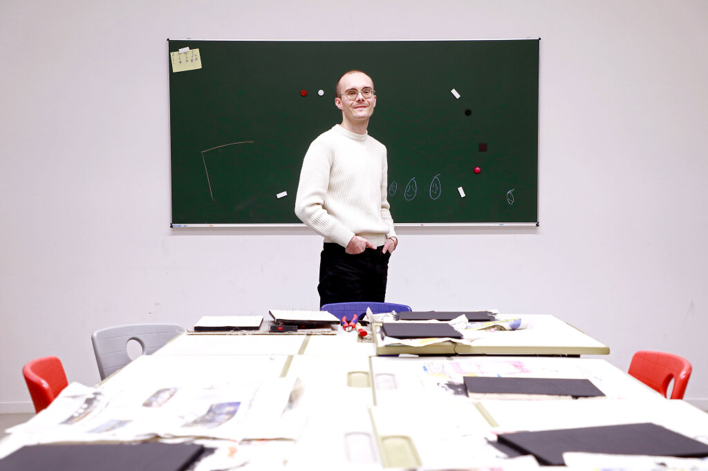 Julian Hackhofer in einem Klassenzimmer an der Grundschule Schabs. Er sagt: „Tag für Tag müssen wir den Anwalt für unsere Schüler geben.“ Foto: Alexander Alber