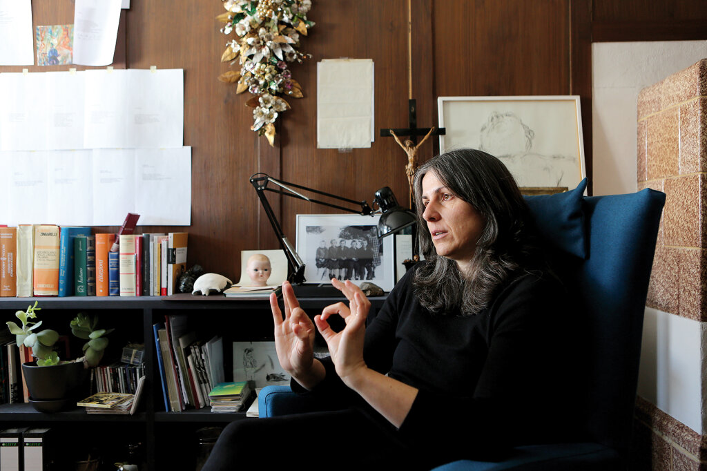 Eine Litanei, ein Flehen, ein Ringen mit Religion, Natur und dem Verfall des Körpers: Roberta Dapunt hat einen eigenen Ton. Foto: Alexander Alber